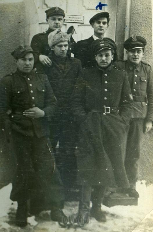 KKE 2284.jpg - Fot. Grupowa. Wojsko Polskie i Policja przed kantyną, lata 40-te XX wieku.